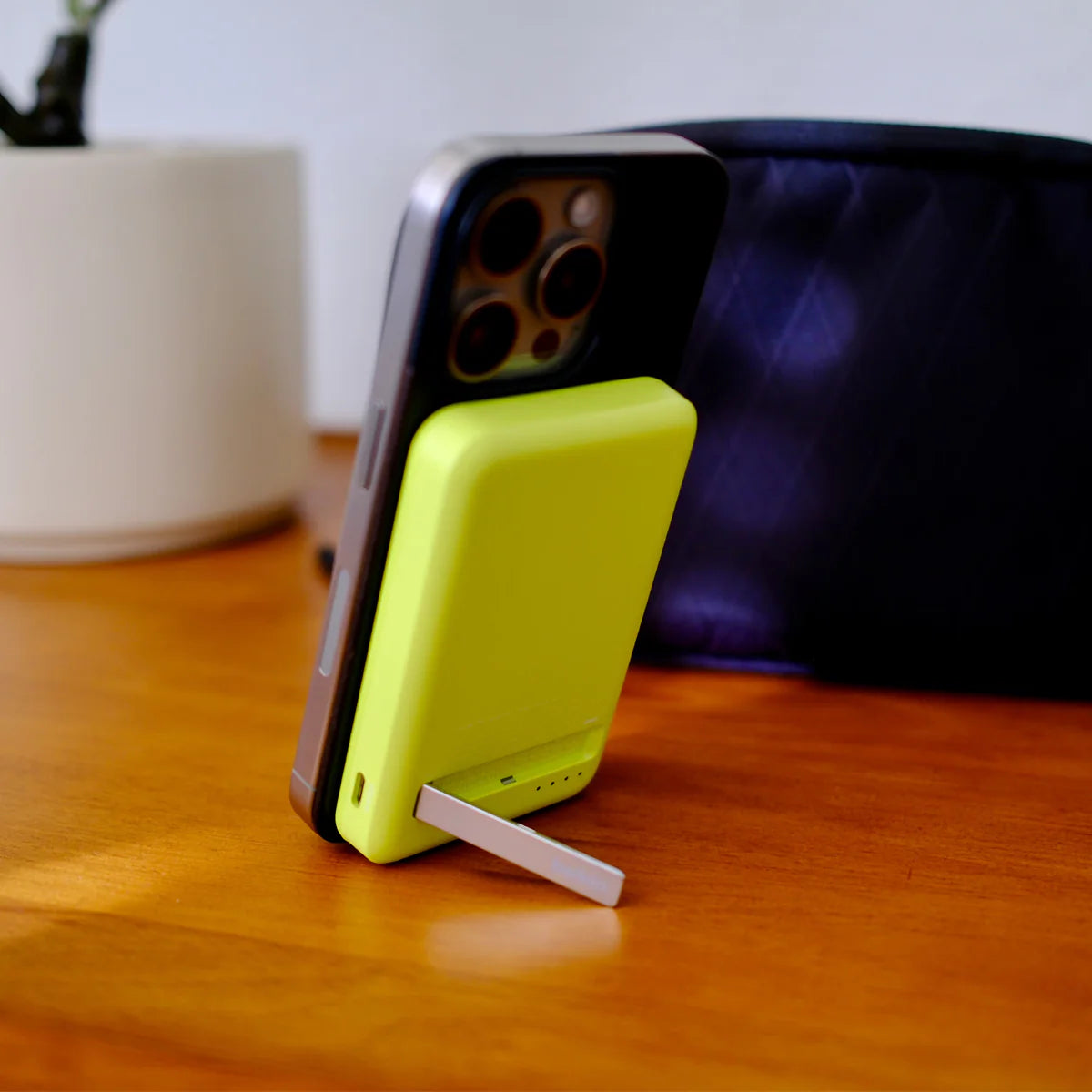 POWER BANK BELKIN 5000 QI2 + KICK STAND CYBER, VERDE